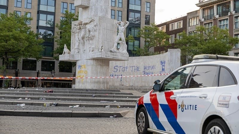 Foto van politie.nl: Twee aanhoudingen na bekladdingen van Nationaal Monument op de Dam in Amsterdam | 112melder