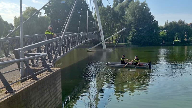Foto van politie.nl: Politie zoekt in Ringvaartplas naar vuurwapen in Rotterdam-Prinsenland | 112melder