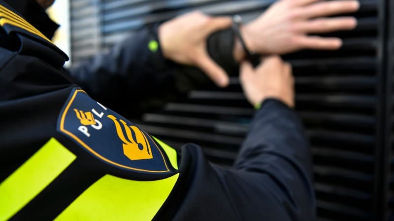Foto van politie.nl: Vier nepagenten aangehouden, politie zoekt meer slachtoffers in Enschede | 112melder